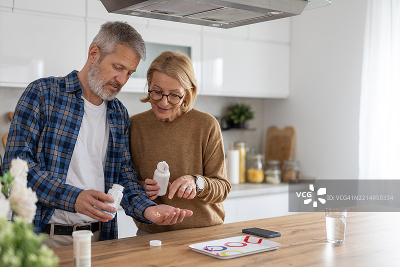 医疗专业人士与一名男性讨论药物治疗图片素材