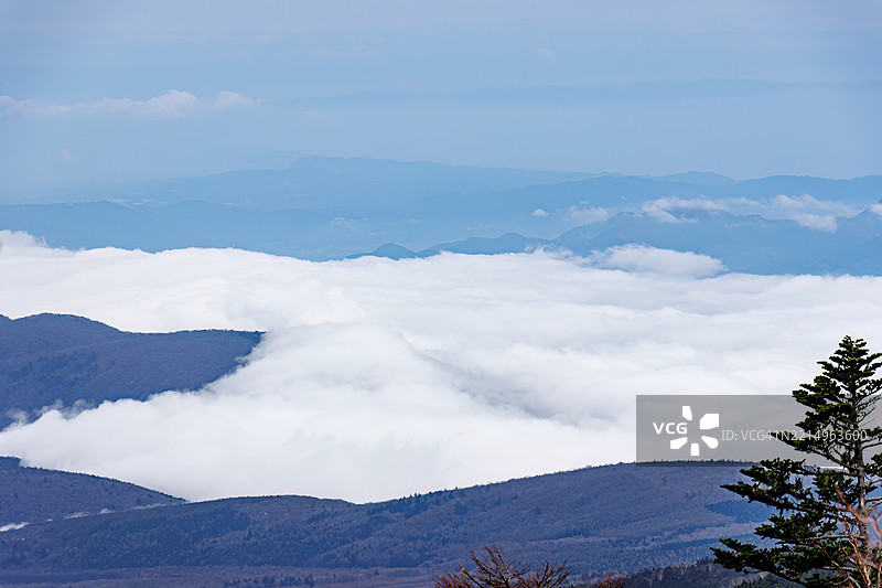 从富士山五合目（2305米）看到的云海和山中湖。图片素材