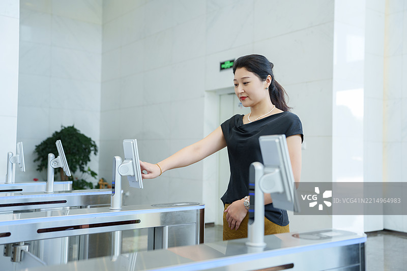 企业员工使用人脸识别安全门图片素材