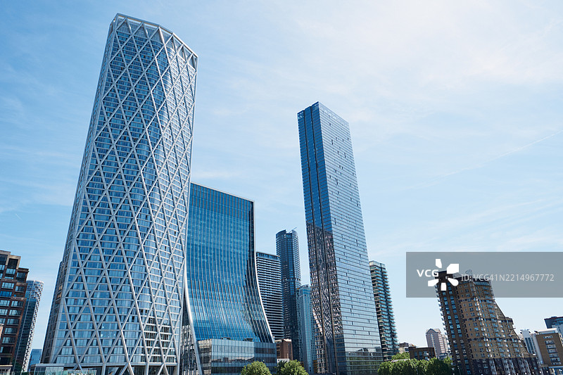 伦敦现代摩天大楼的低角度视图图片素材