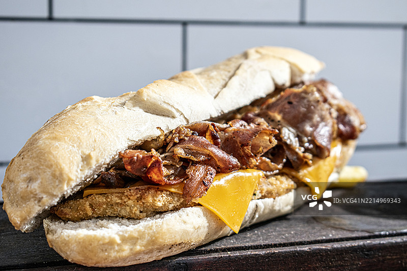 培根和切达奶酪米兰尼斯三明治 - 传统阿根廷美食图片素材