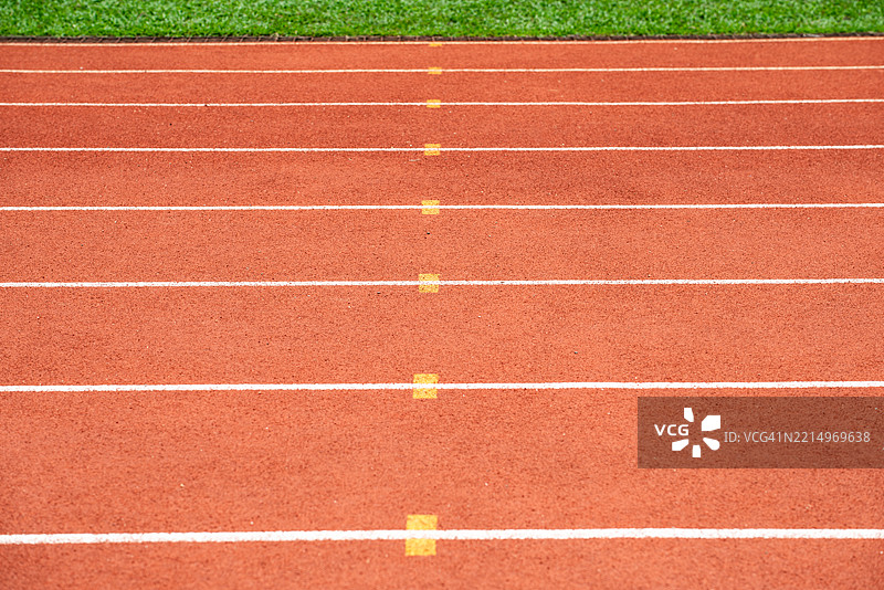体育场跑道上的条纹跑道。图片素材