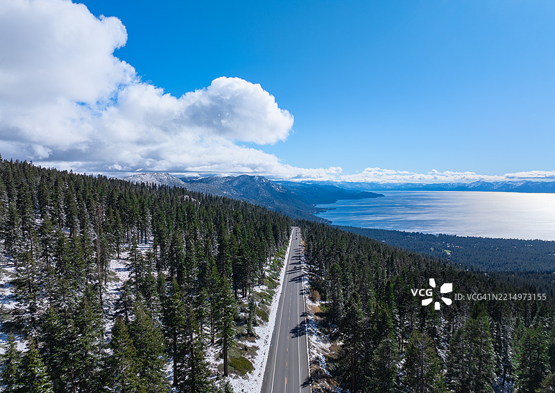 加利福尼亚州湖塔霍的风景如画的乡村道路图片素材