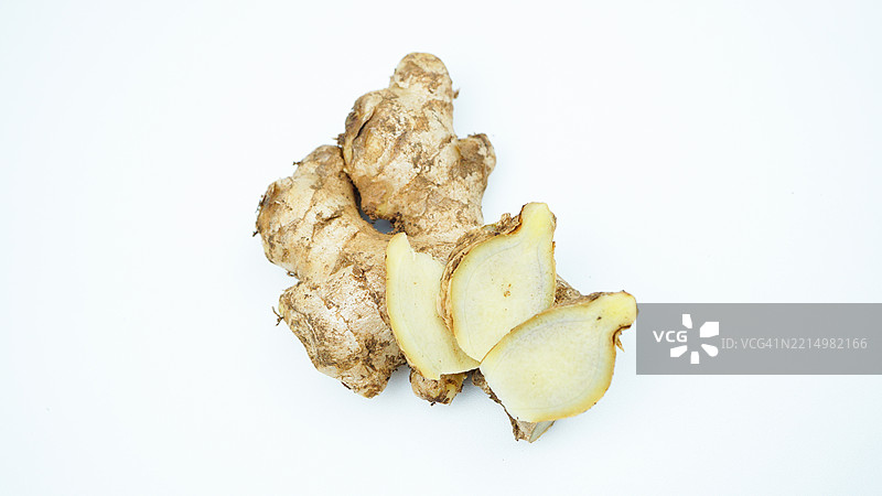 姜根的平铺展示在空白背景上图片素材