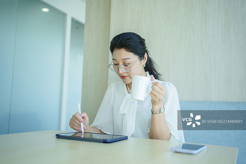 商务女性在平板电脑上工作图片素材