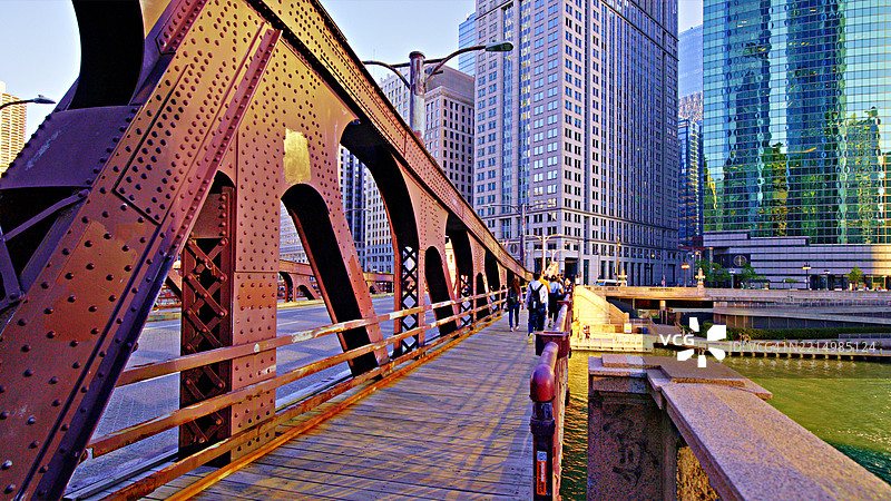 芝加哥河，芝加哥市中心的摩天大楼图片素材