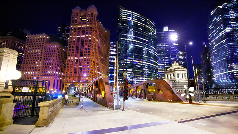 芝加哥。夜晚，桥，金融区。酒店。图片素材