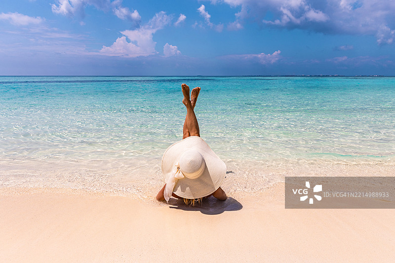 在海滩上晒太阳！图片素材