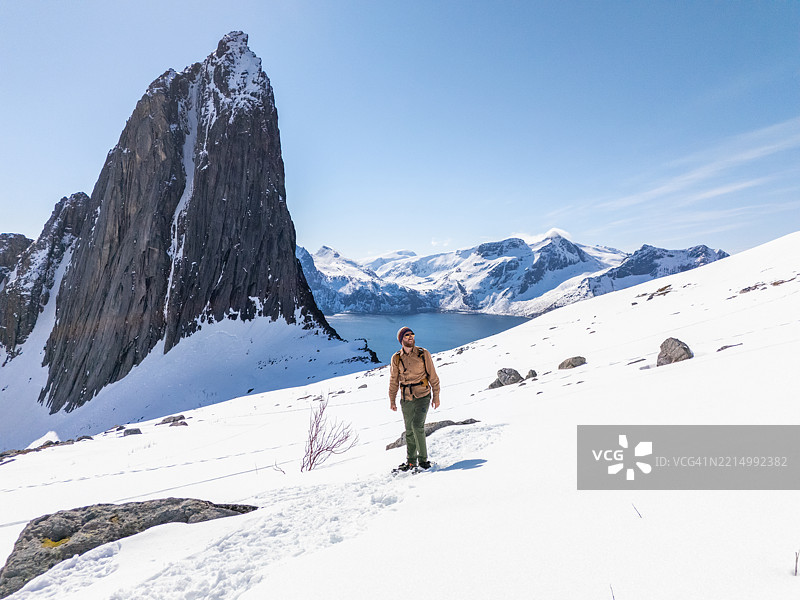 在雪山上徒步旅行的登山者，享受美丽的风景图片素材