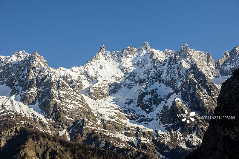 蒙布朗山脉的巨人之牙和罗什福尔针峰图片素材