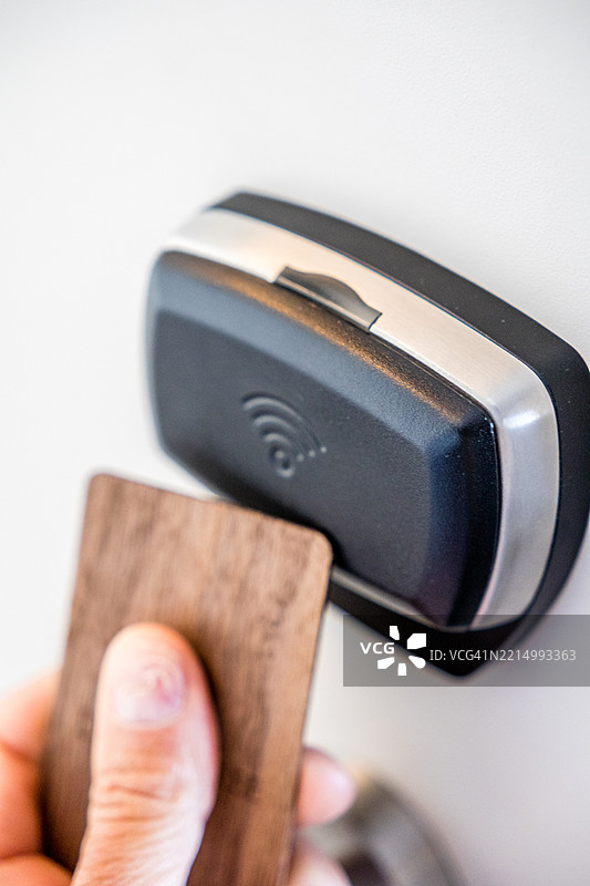 用钥匙卡打开酒店房间的门图片素材