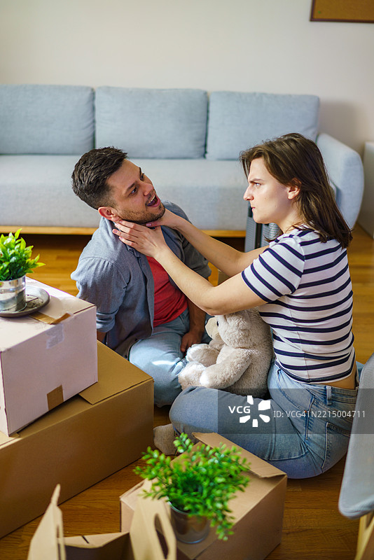 年轻情侣在搬家时争吵图片素材