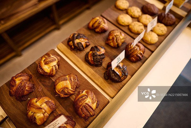 面包店里展示的美味巧克力和肉桂糕点图片素材