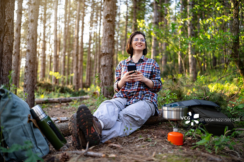 女人在宁静的森林环境中享受平静的时刻图片素材