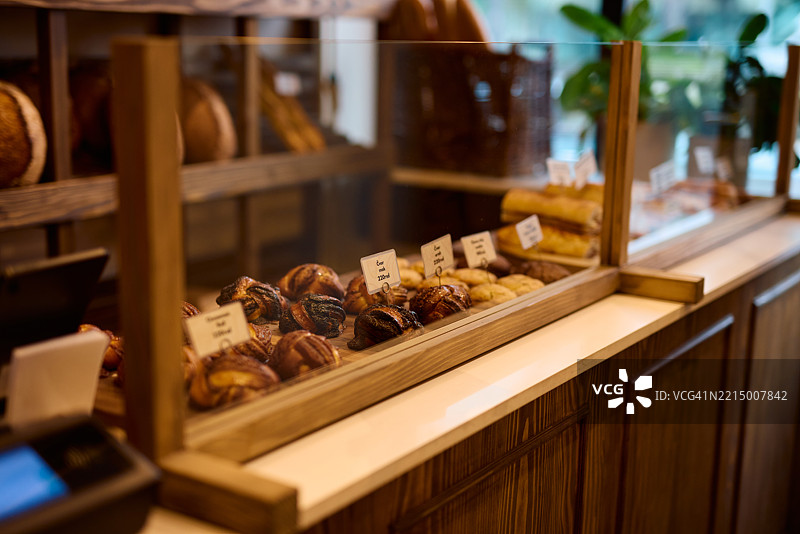 美味的糕点和面包陈列在面包店的展示柜中图片素材