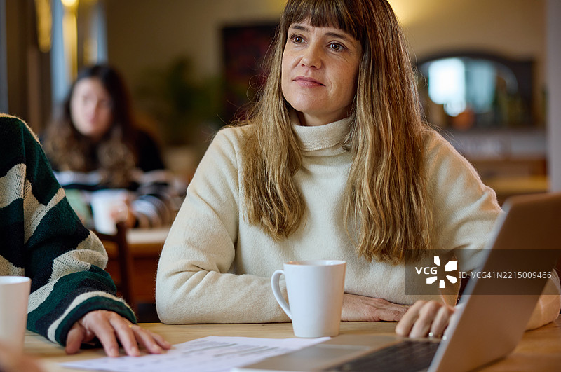 商界人士在商务会议中倾听同事发言图片素材