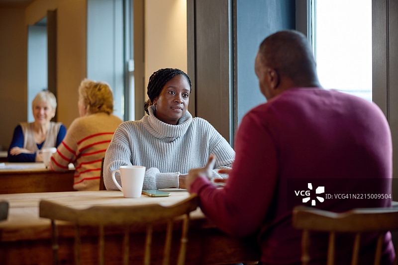 商业伙伴在餐厅举行商务会议图片素材