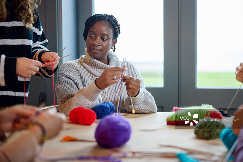 女人与朋友一起学习编织图片素材
