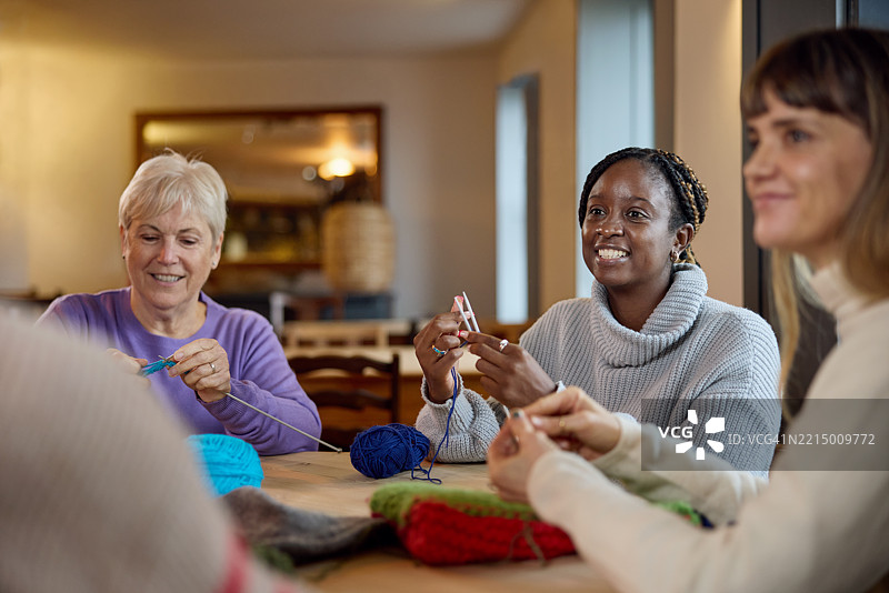 朋友们在咖啡馆享受编织工作坊图片素材