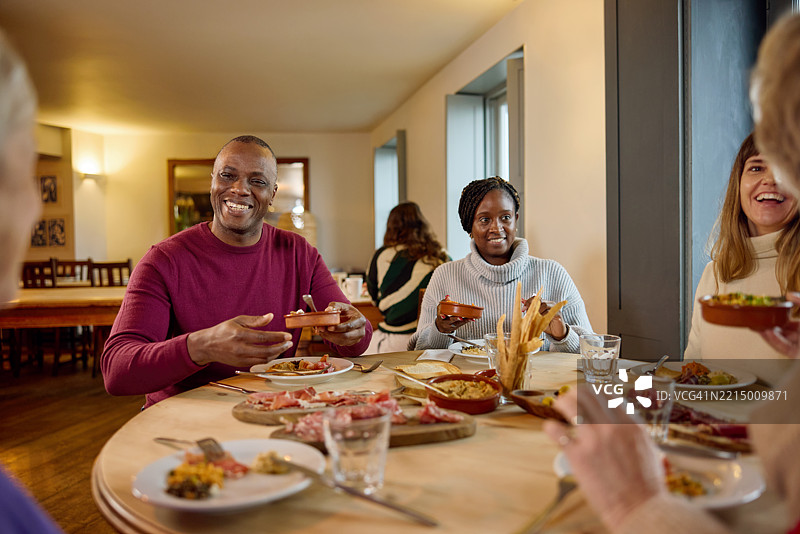 创意商业人士在餐厅用午餐图片素材