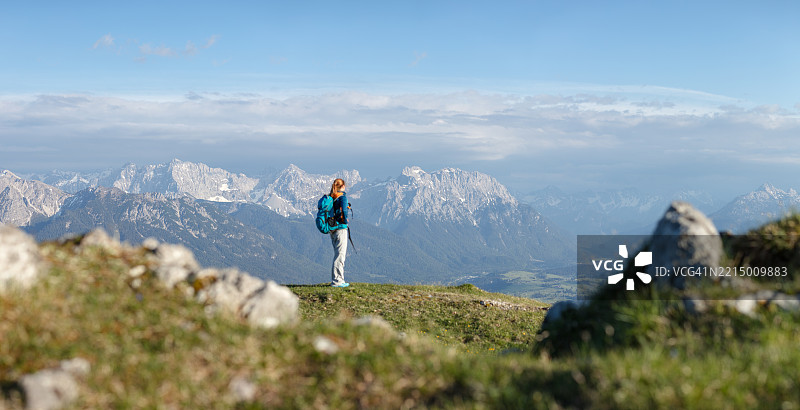 在阿尔卑斯山徒步旅行的女性图片素材