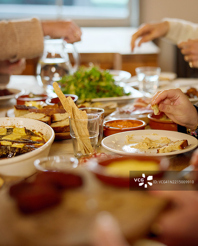 一群同事在餐厅共进午餐图片素材
