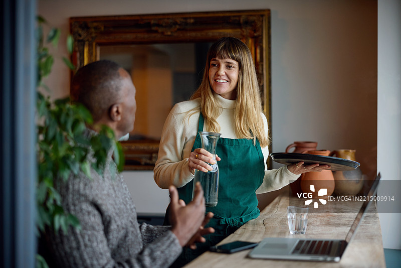 企业主与新同事交谈图片素材