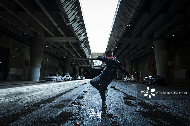 洛杉矶市中心高架桥下表演的日本街舞者图片素材