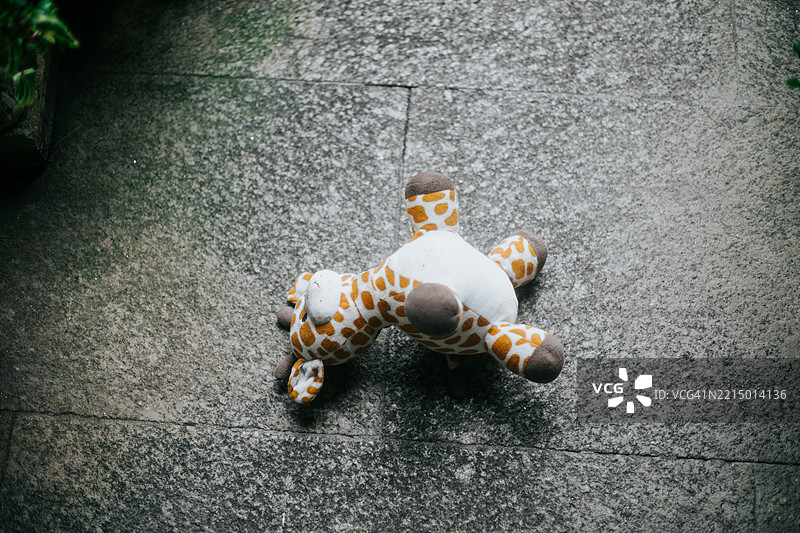 躺在地板上的长颈鹿毛绒玩具概念图图片素材