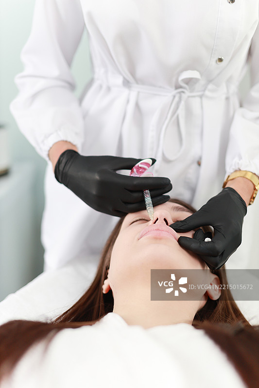 美容水疗中心的专业唇部增容图片素材