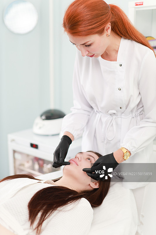 美容水疗中心的专业唇部增厚图片素材