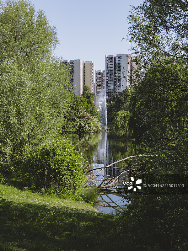 法国克雷泰伊公园的城市湖泊图片素材