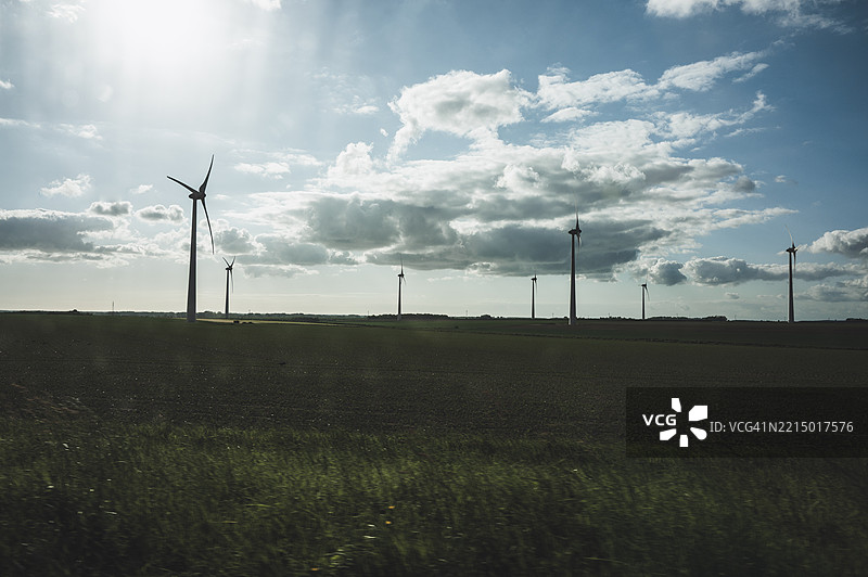 法国的风力涡轮机与农田图片素材