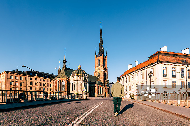 一名男子从背后视角探索瑞典斯德哥尔摩的瑞达霍尔门岛图片素材