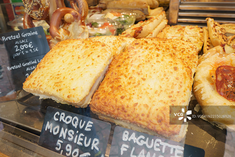 法式面包店展示，摆满了咸味糕点和三明治图片素材