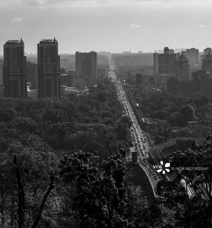 城市天际线与延伸至远方的繁忙交通图片素材