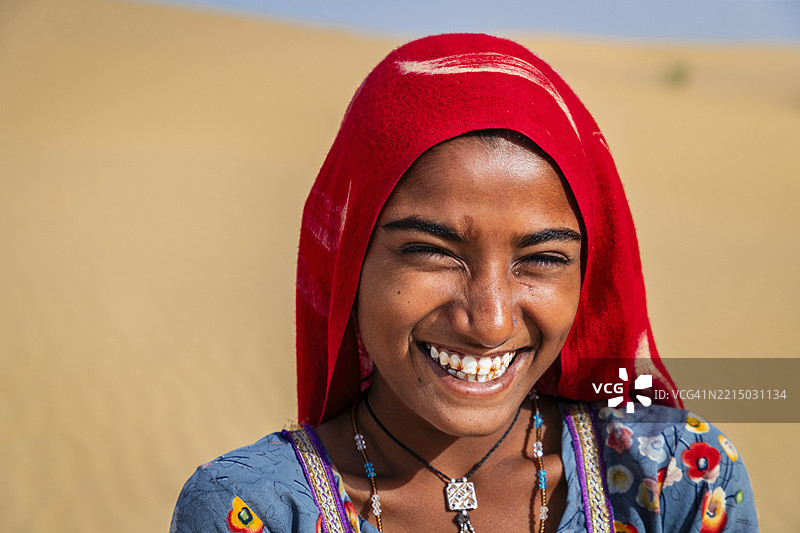 快乐的印度女孩在印度的沙漠村庄里图片素材