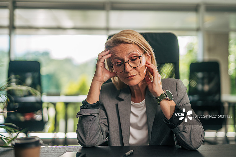 感到压力的女商人在工作中头痛图片素材