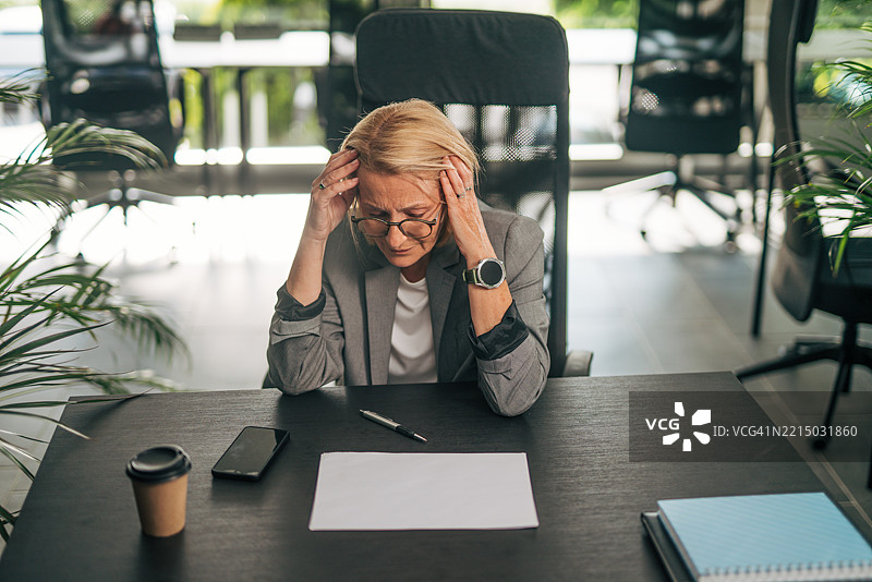 感到压力的女商人在工作中头痛图片素材