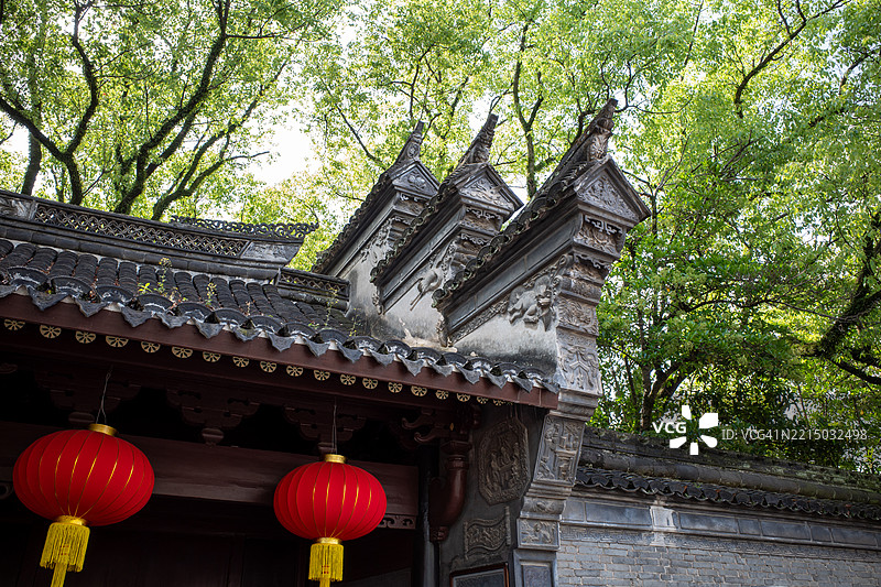 传统中国建筑与绿树和灯笼图片素材