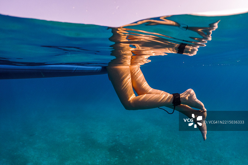 年轻女性在立式划水板上图片素材
