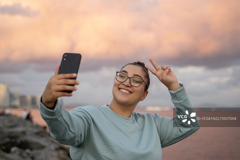 在土耳其伊斯坦布尔海岸线拍自拍的超重年轻女孩肖像图片素材