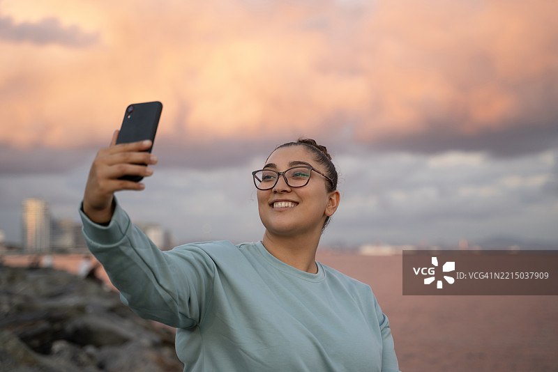 在土耳其伊斯坦布尔海岸线拍自拍的超重年轻女孩肖像图片素材