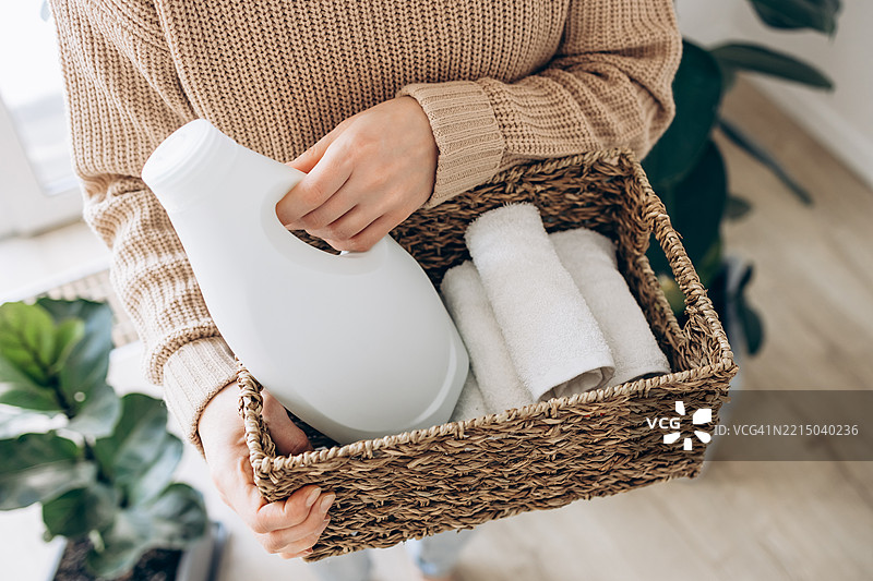 家用洗衣组织，配有毛巾和洗涤剂图片素材