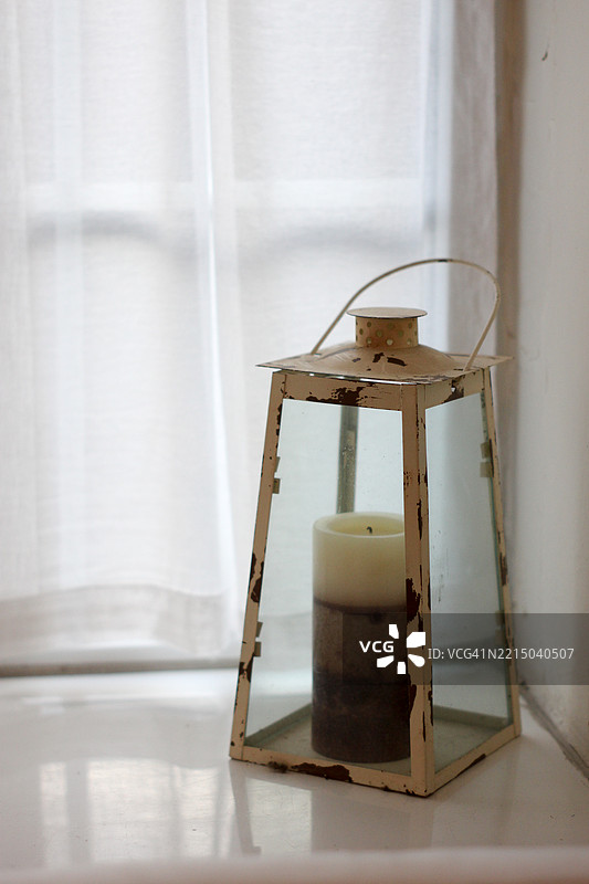 窗台上的蜡烛图片素材