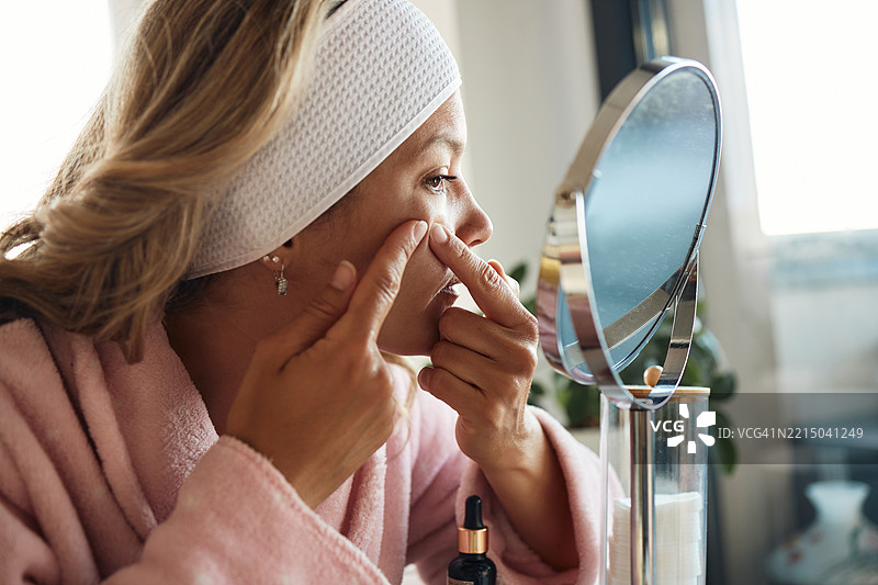 美丽的女性在护理她的肌肤图片素材