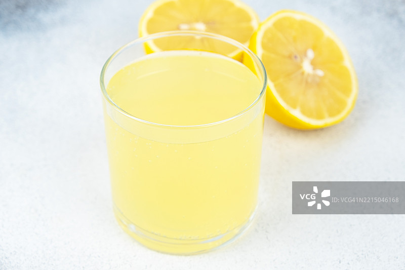 桌子上的柠檬水，一种夏季冷饮。图片素材