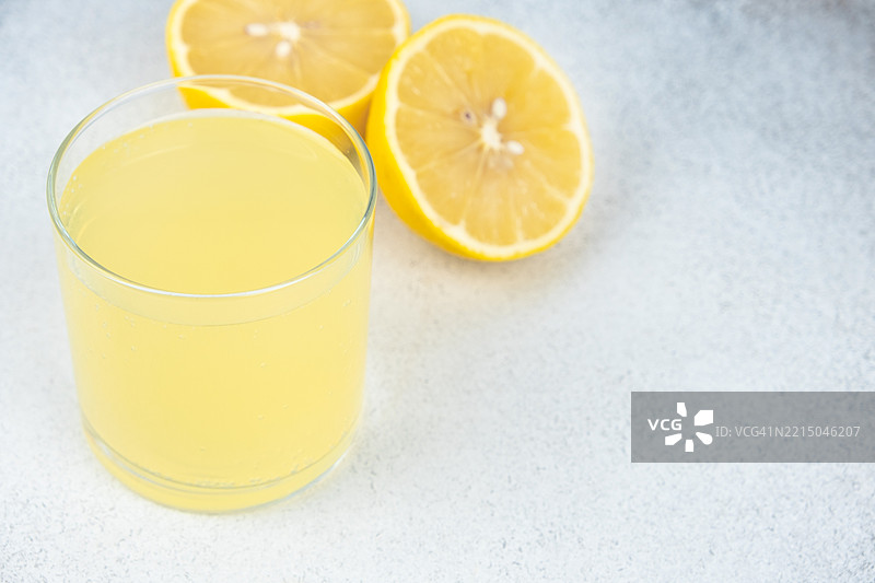 桌子上的柠檬水，一种夏季冷饮。图片素材