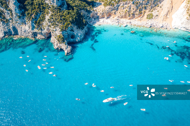 船只在意大利撒丁岛的Cala Goloritze享受碧绿的海水。图片素材