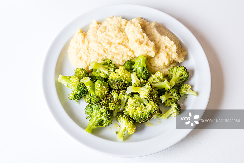 一盘西兰花配玉米粥图片素材